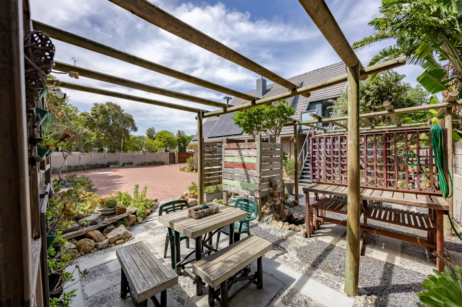 6 Bedroom Property for Sale in Flamingo Vlei Western Cape